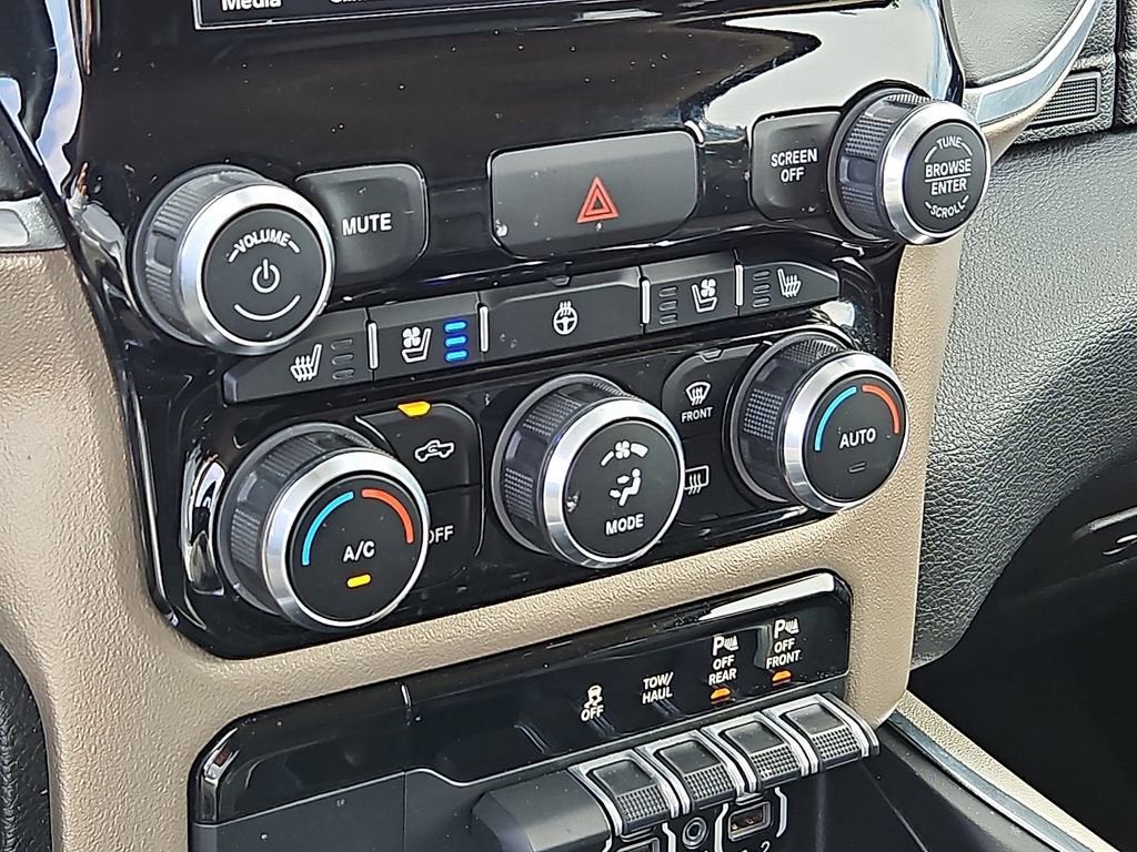 2020 RAM 1500 Laramie Crew Cab 4x4 5'7" Box