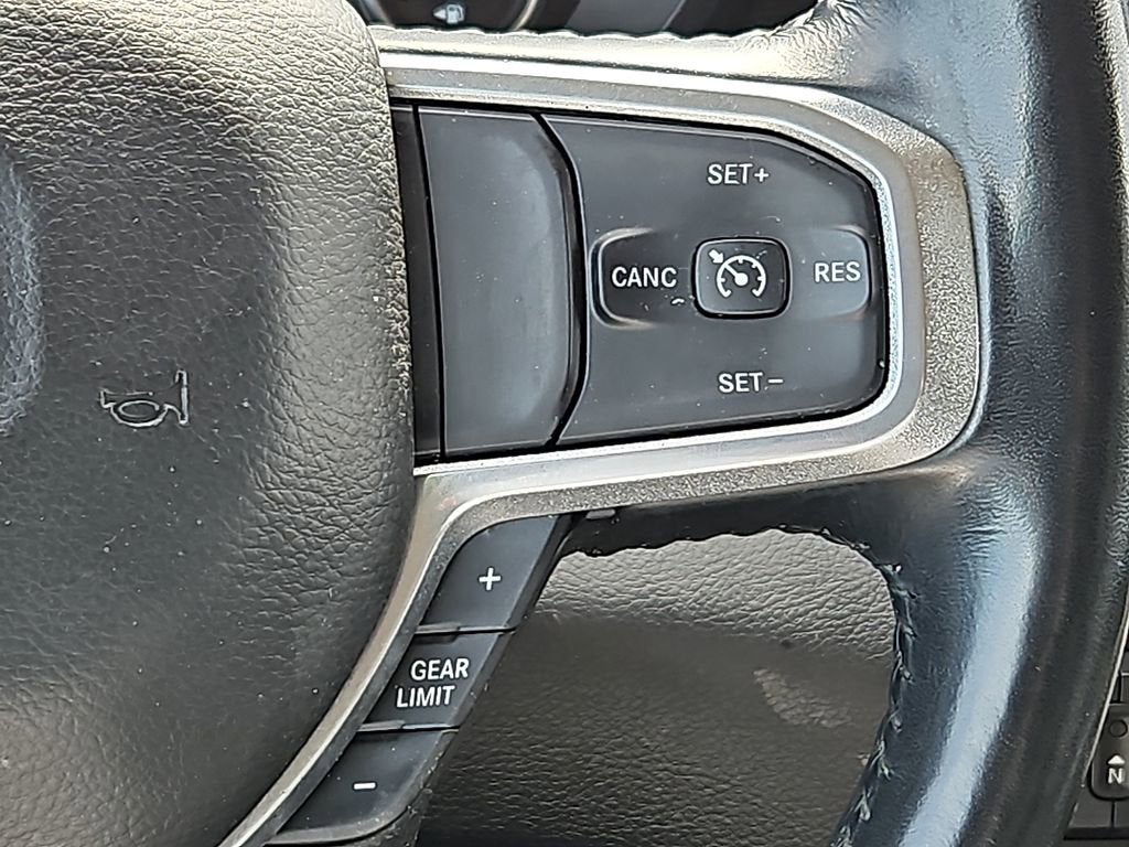 2020 RAM 1500 Laramie Crew Cab 4x4 5'7" Box