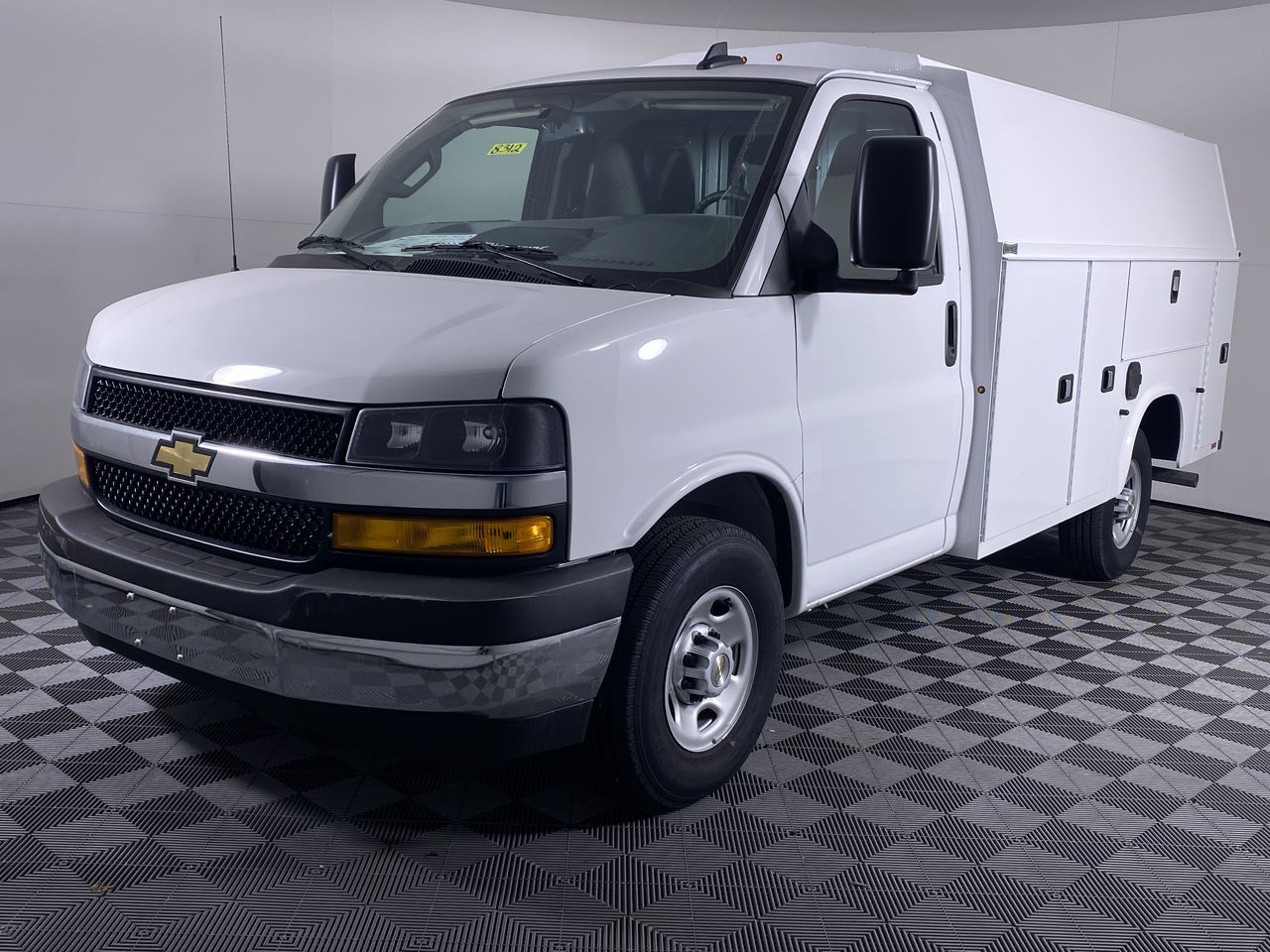 2025 Chevrolet Express Cutaway 3500 1WT