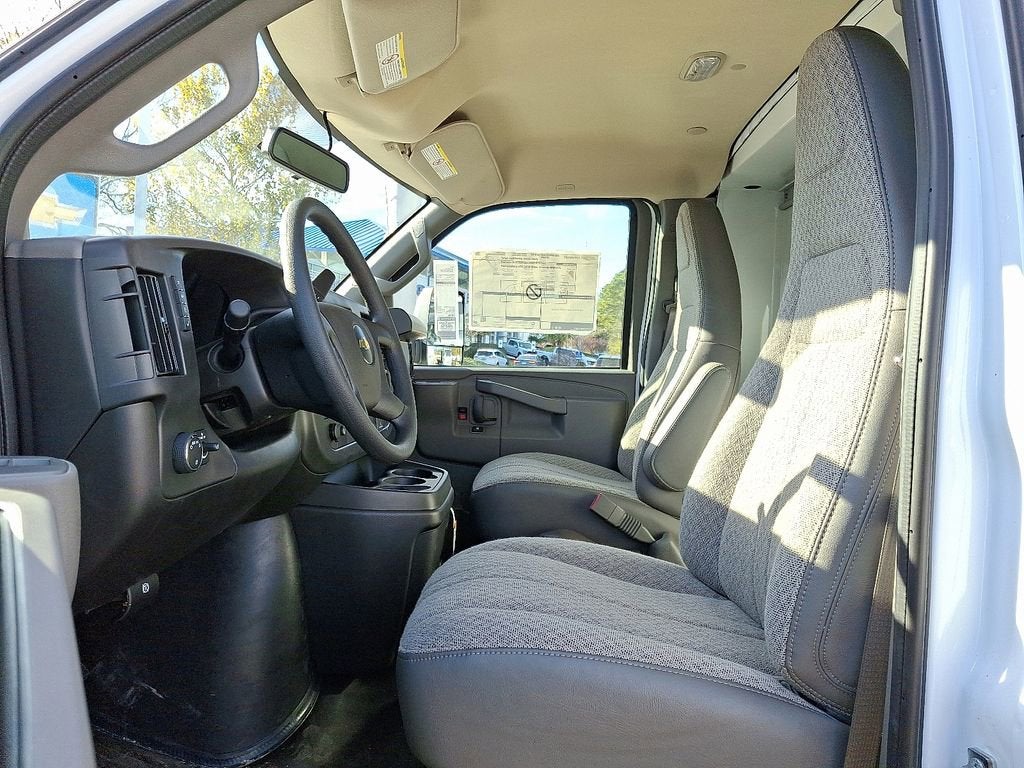 2025 Chevrolet Express Cutaway 3500 1WT