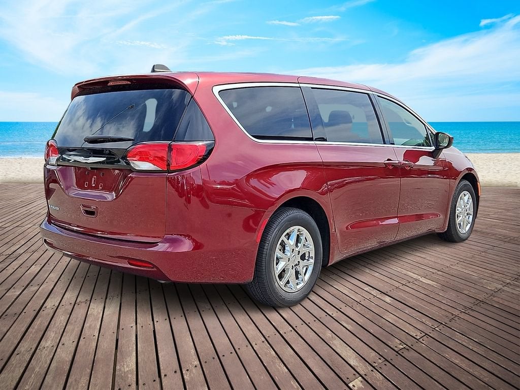 2023 Chrysler Voyager LX